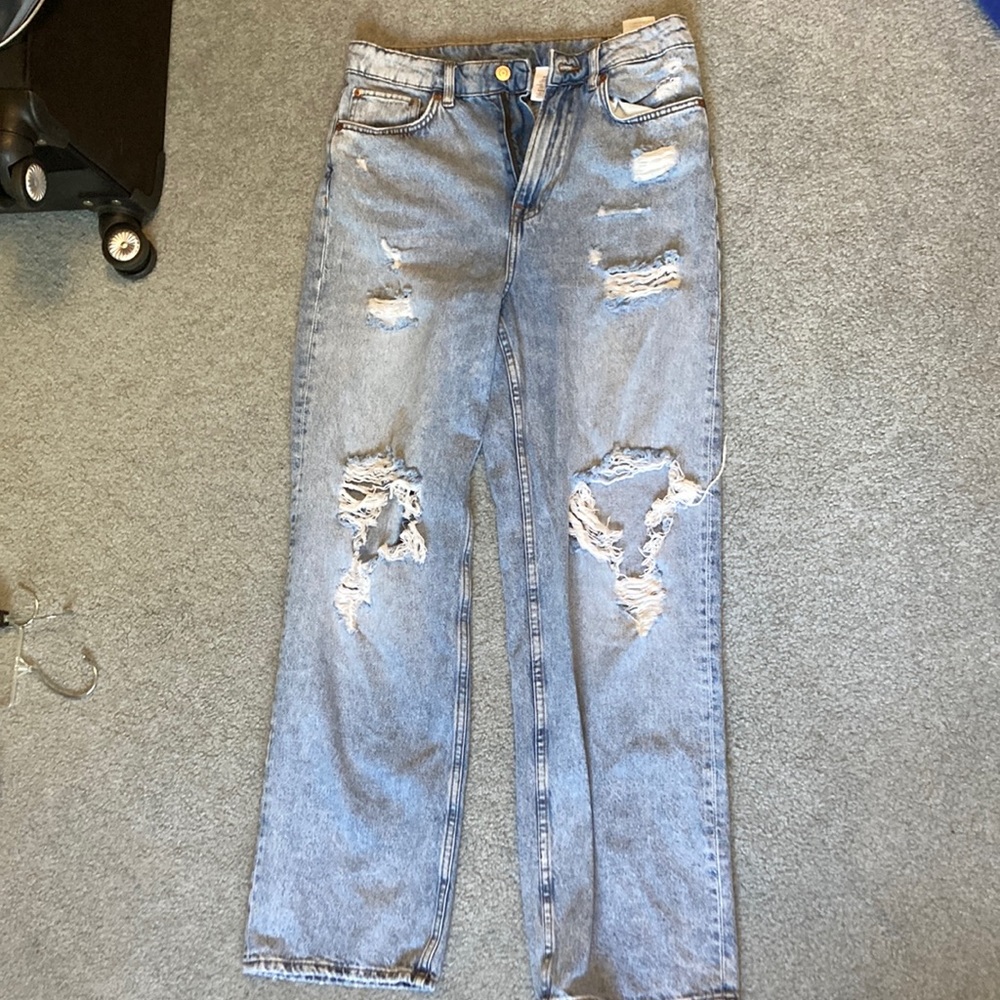 Light wash jeans size 6 US runs a little small. Never been worn!